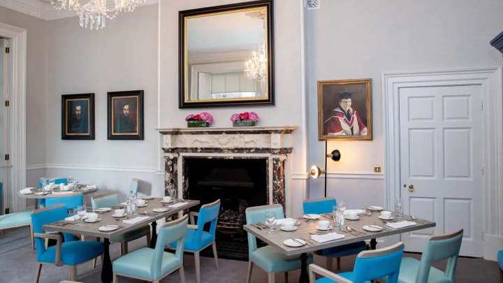 Restaurant with fireplace and paintings