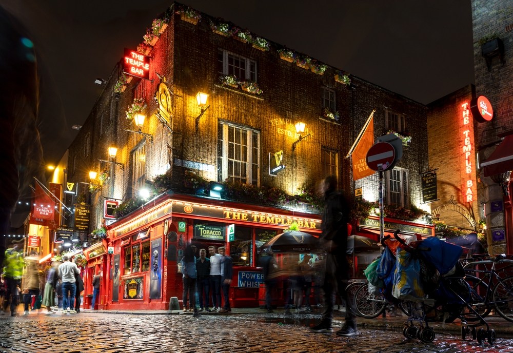 Image of The Temple Bar pub at night